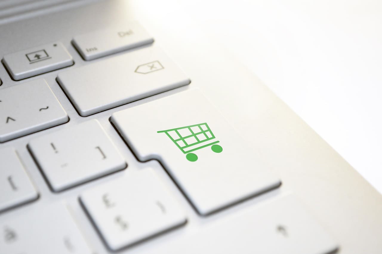 Panier sur un site e-commerce, illustration des fausses promotions et des faux avis en ligne